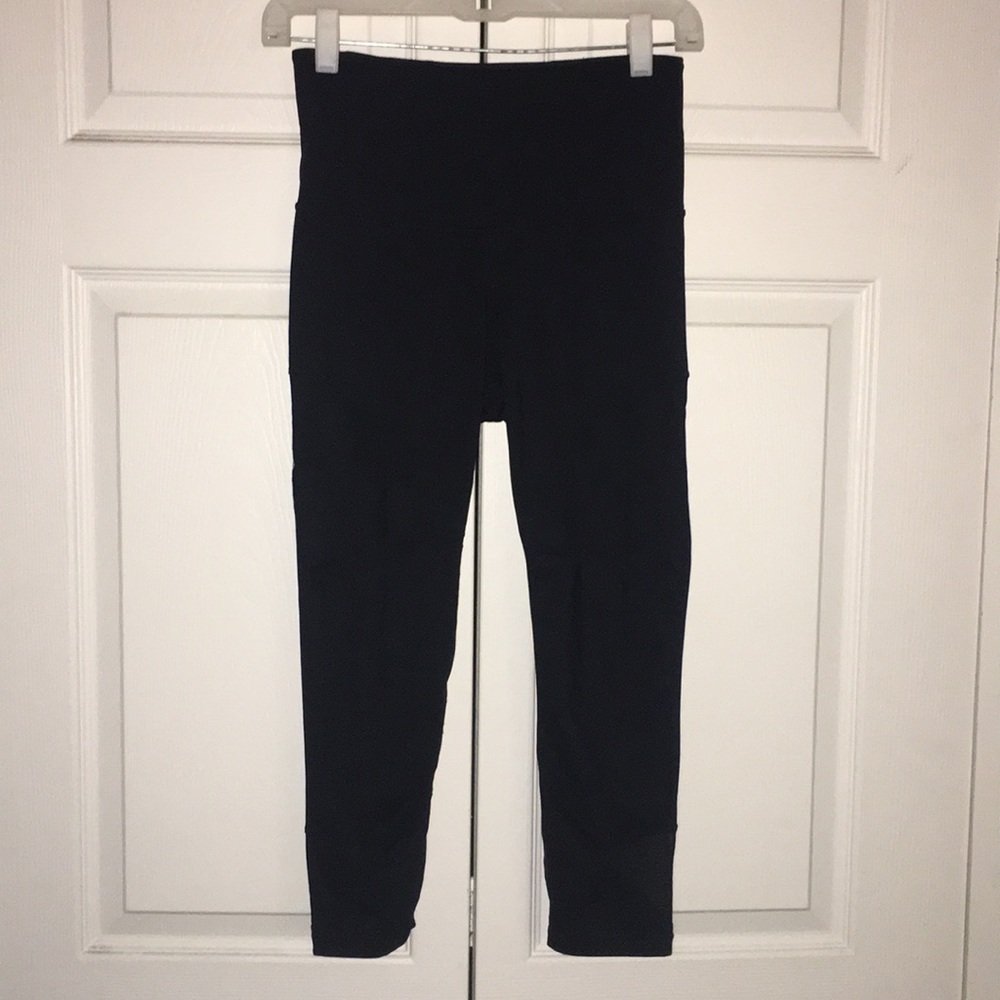 Black Cropped Leggings with Mesh Design and Pocket